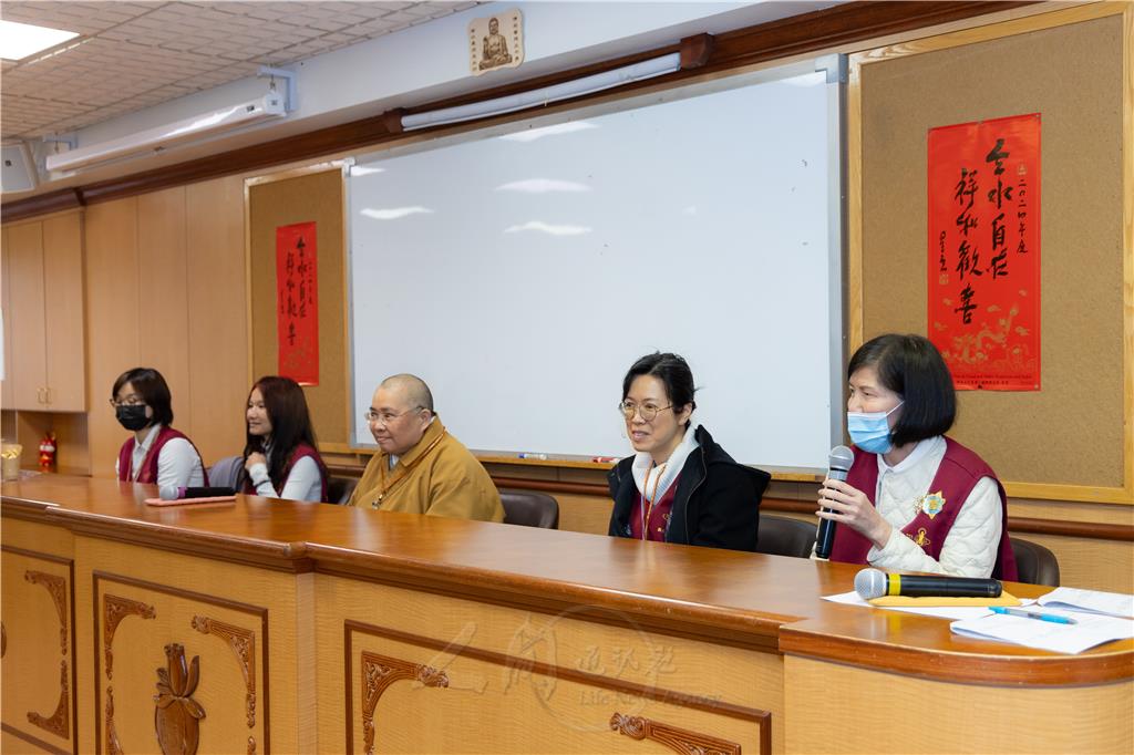 Venerable Yi Chao, executive director of Fo Guang Shan International Translation Center, and members of the counseling committee provide various consultation services to participants.