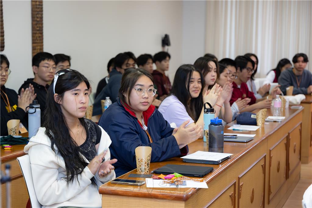 Participants attending the scholarship workshop, totaling twenty-six individuals.
